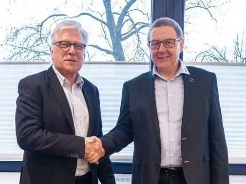 Zwei Personen schütteln sich die Hände