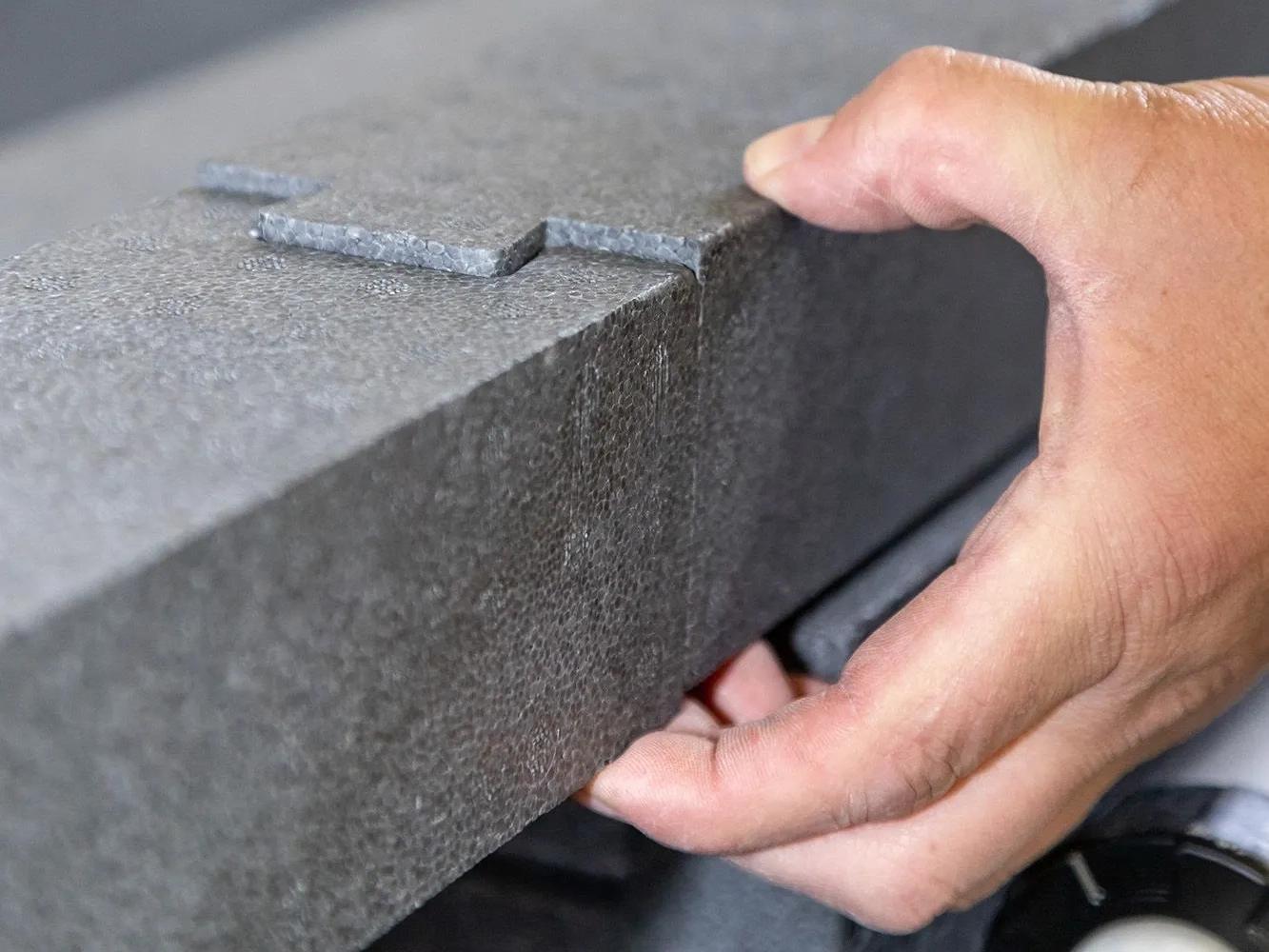 Eine Hand an einem Bauteil