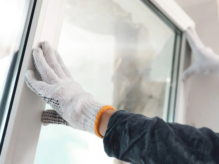 Person montiert Fenster