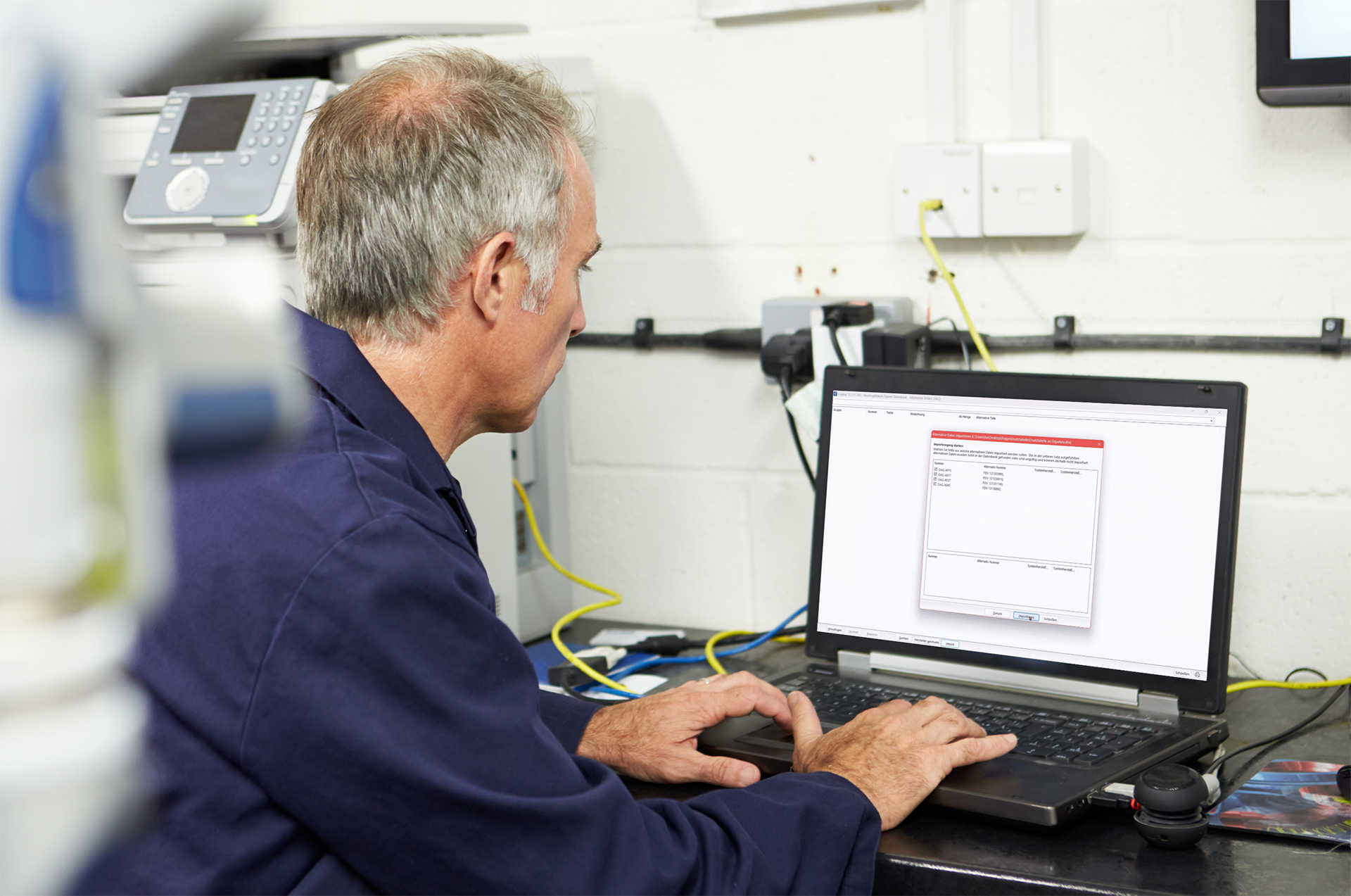 Eine Person sitzt vor einem Laptop