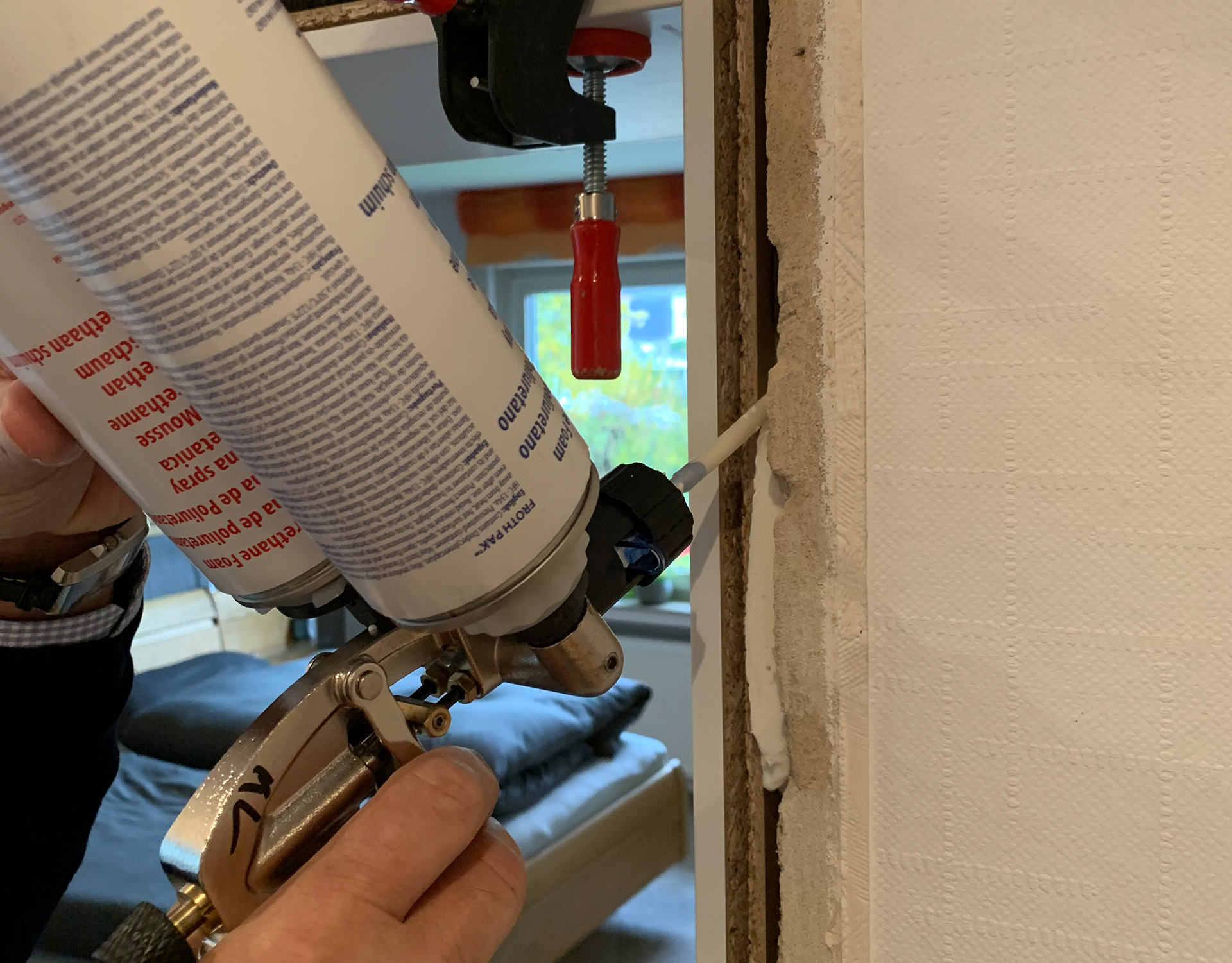 Person justiert Türzarge