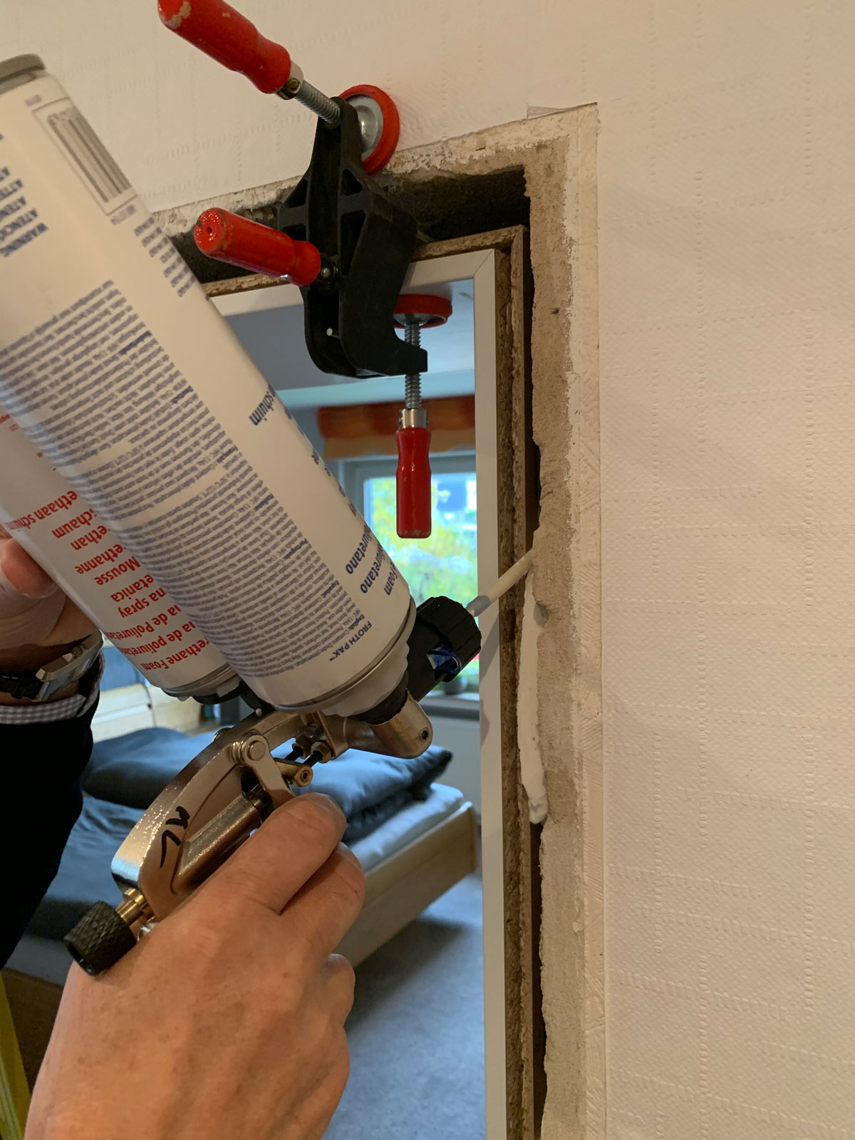 Person justiert Türzarge