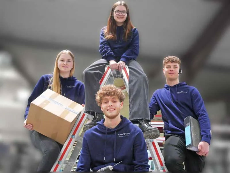 Vier Auszubildende im Lager