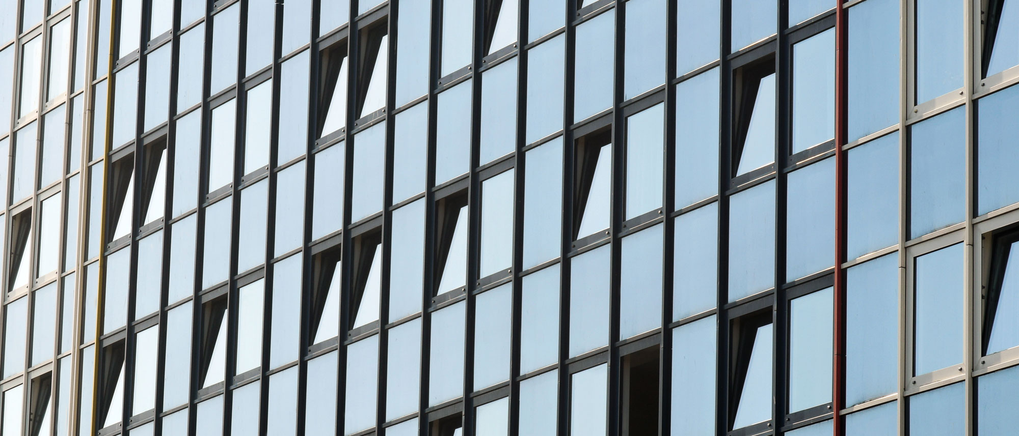 Glasfront an einem Gebäude