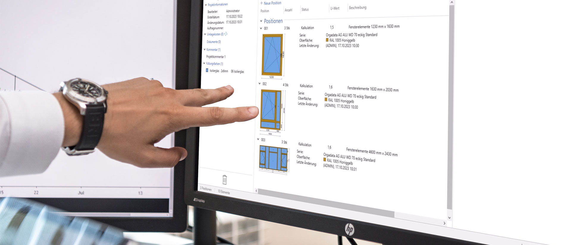 Person zeigt auf Bildschirm mit ERP-System