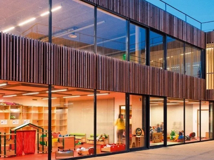 Außenansicht Haus mit Glasfront