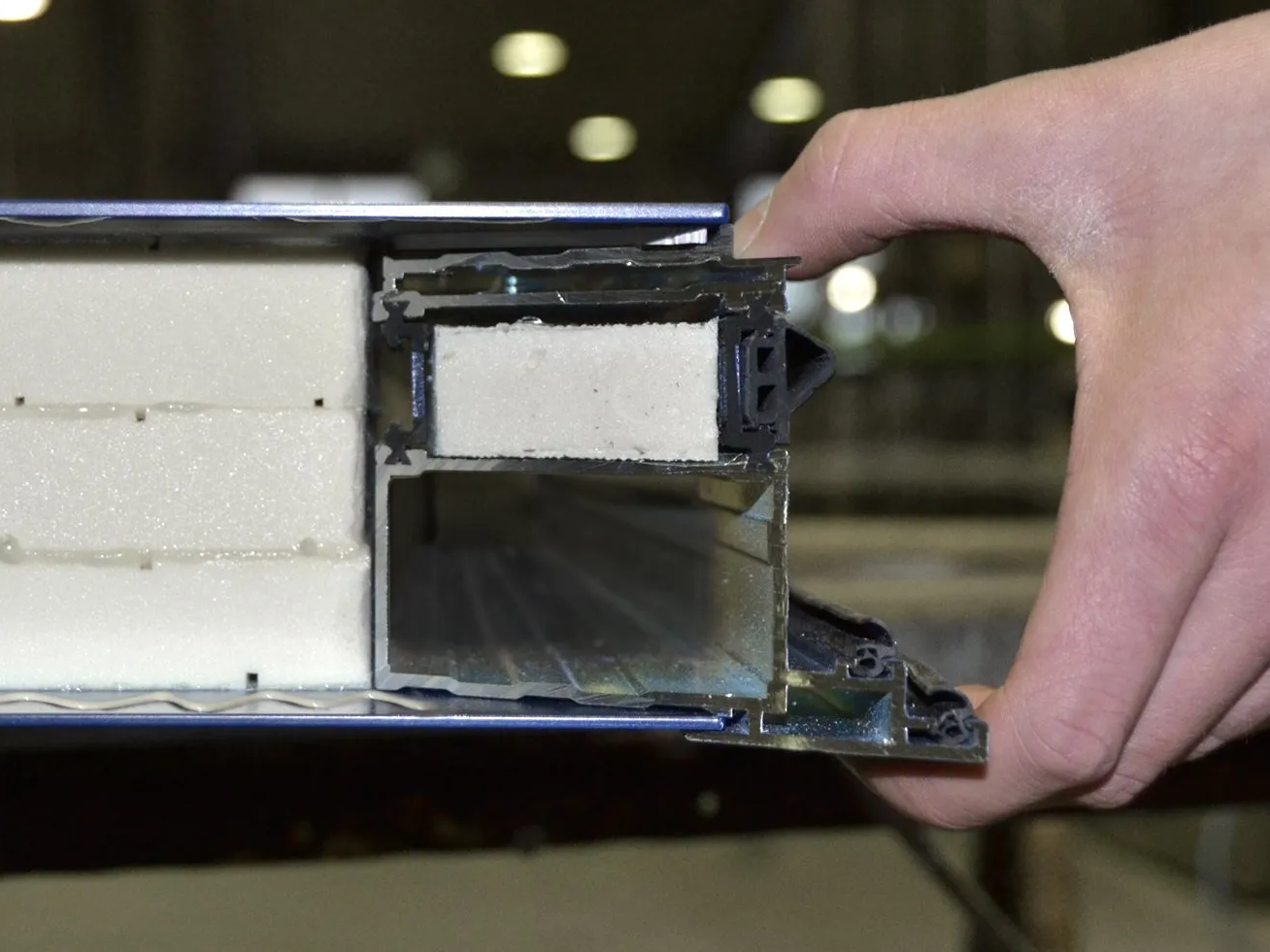 Person greift einen Gegenstand