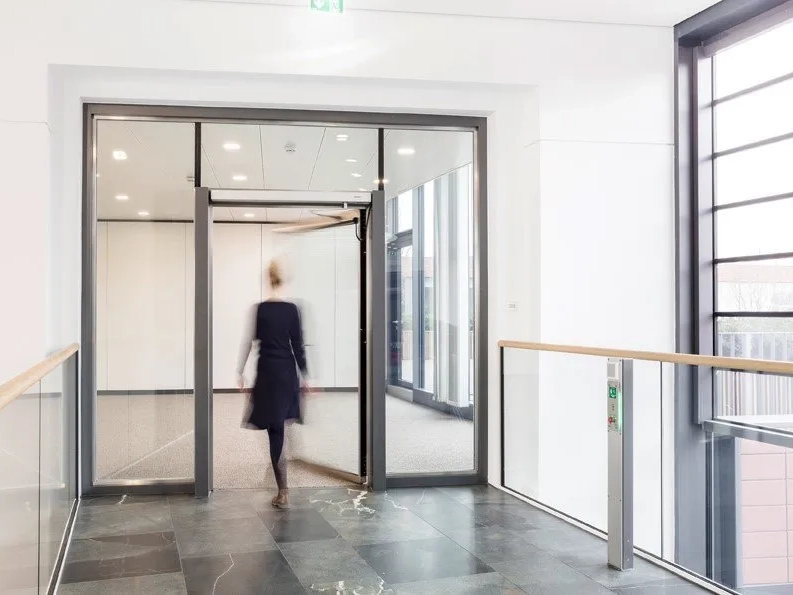 Frau läuft im Gebäude mit Bewegungsunschärfe