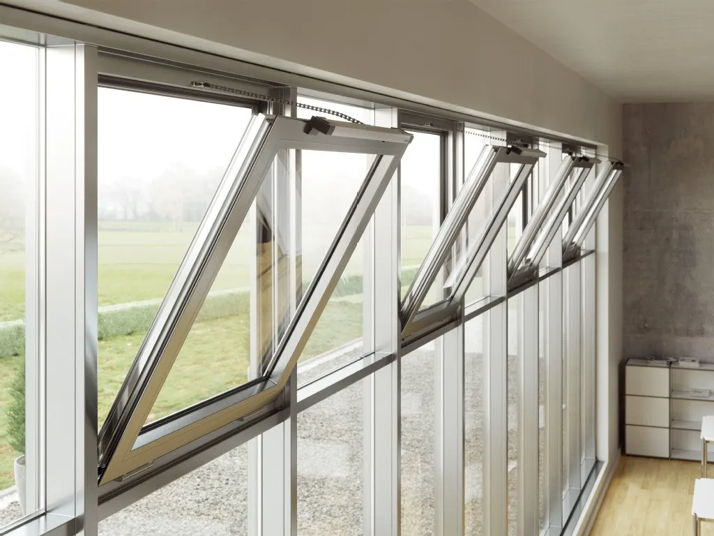 Klassenzimmer mit offenen Fenstern