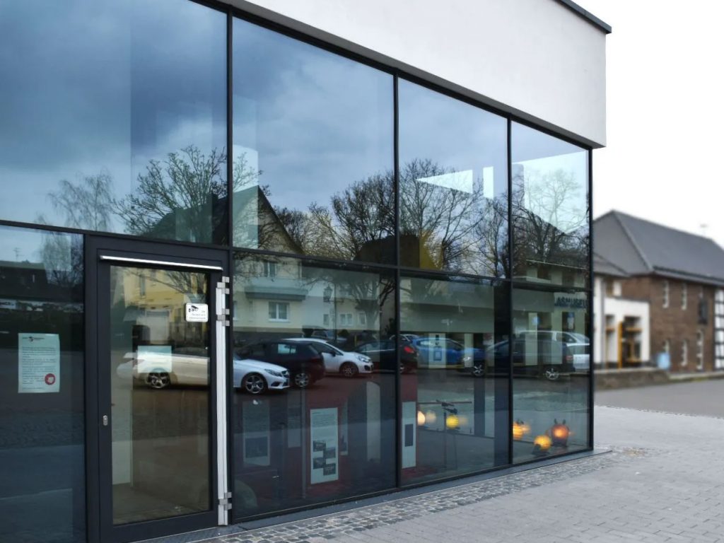 Schmalglasfassade an einem Gebäude