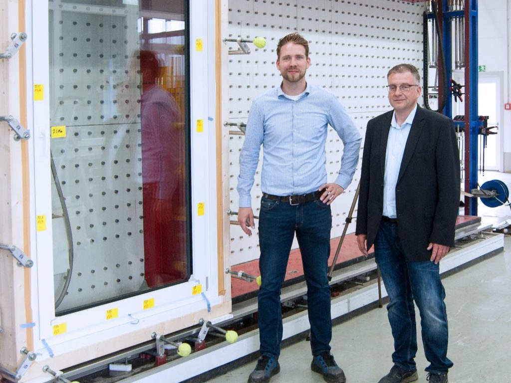 Zwei Personen stehen in einer Firma