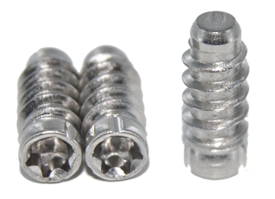 Drei schraubbare Edelstahlnägel