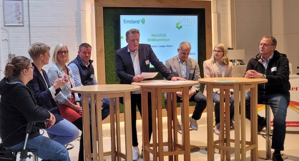 Personen sitzen an Tischen