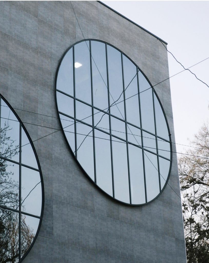 Runde und bogenförmige Fenster